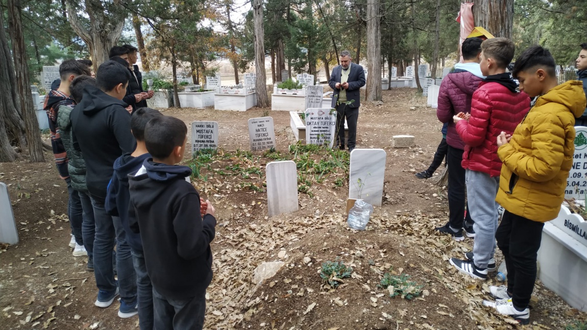 Okulumuz Eski Müdür Başyardımcısı Oktay TÜFEKÇİ' yi Mezarı Başında Andık